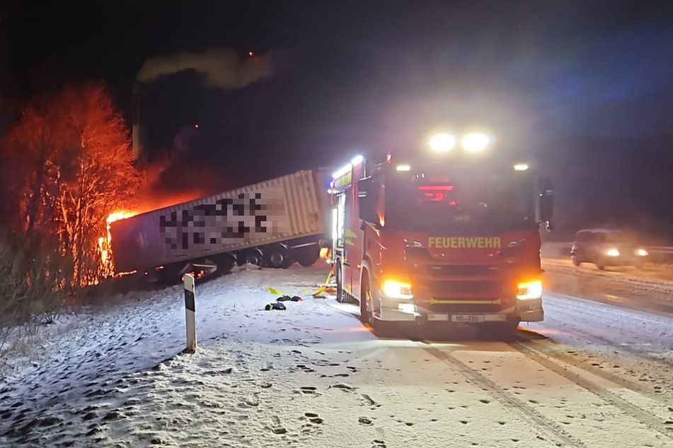 Der Lastwagen fing nach dem Unfall Feuer.