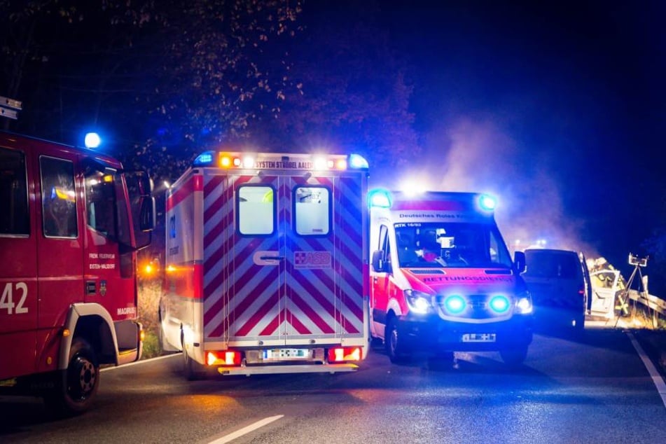 Feuerwehr und Rettungsdienst an der Unfallstelle.