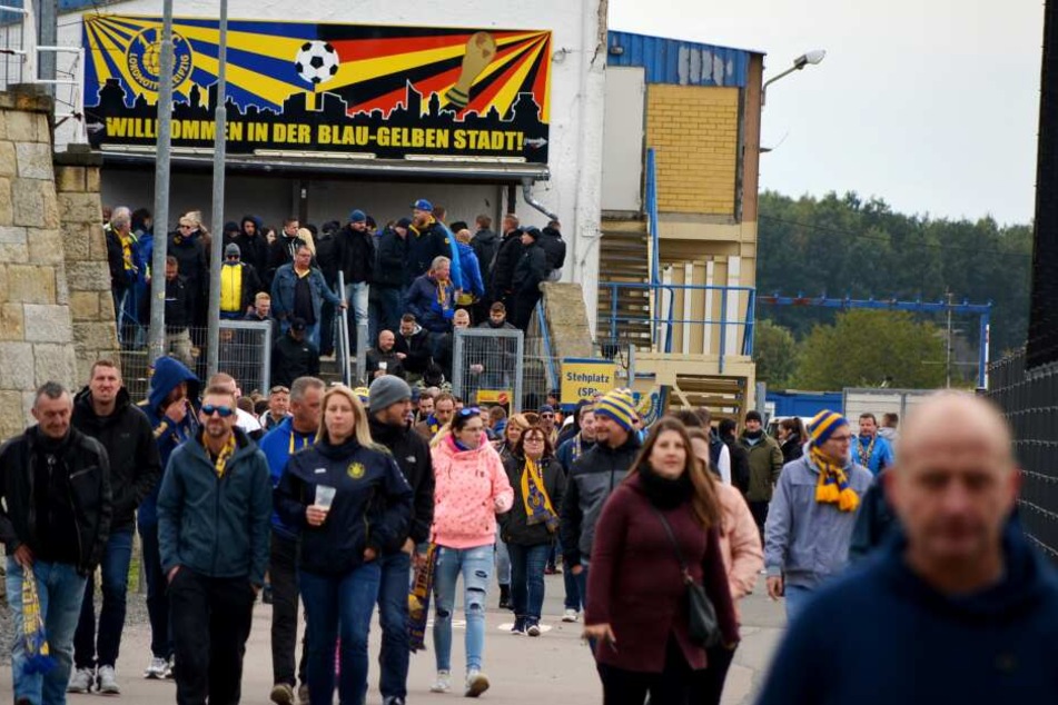 Nach dem Ende des Public Viewings machten sich die enttäuschten Lok-Fans friedlich auf den Nachhauseweg.