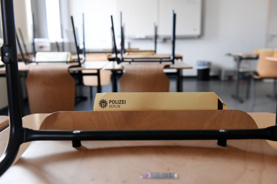 Stühle sind in einem Klassenraum in der Berliner Polizeiakademie auf die Tische gestellt.