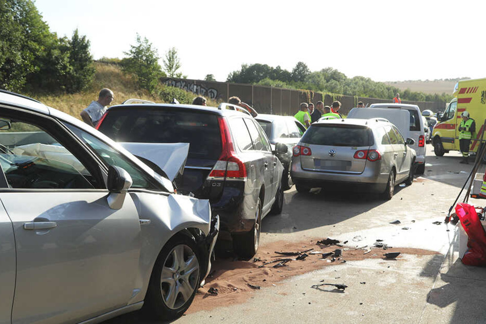 Acht Autos stießen auf der A4 zwischen Wilsdruff und Nossen ineinander.