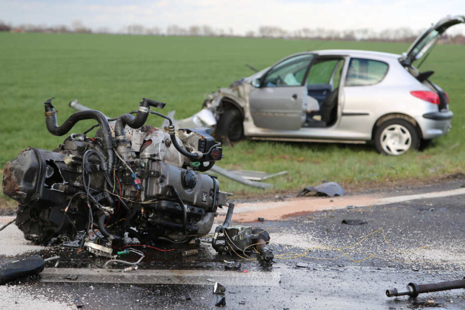 Der Motor des einen Wagens wurde regelrecht "herausgefetzt"