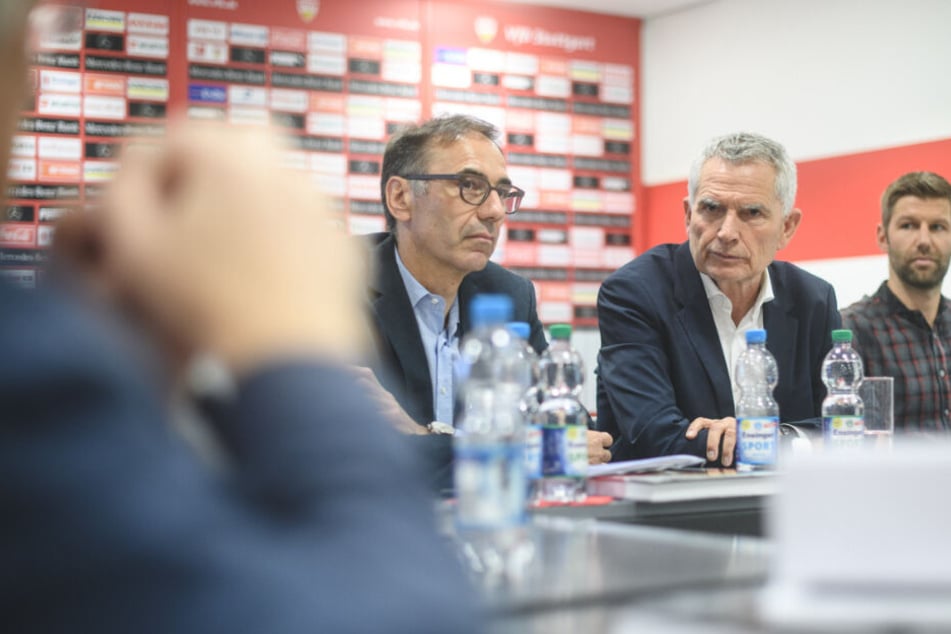 Bernd Gaiser, VfB Stuttgart-Präsidiumsmitglied, Präsident Wolfgang Dietrich und Sportvorstand Thomas Hitzlsperger bei einer Pressekonferenz (von links nach rechts im Bild).