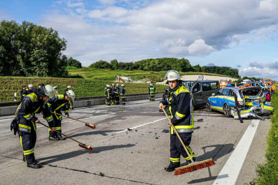 Die Feuerwehr bei den Aufräumarbeiten am Dienstagmorgen.