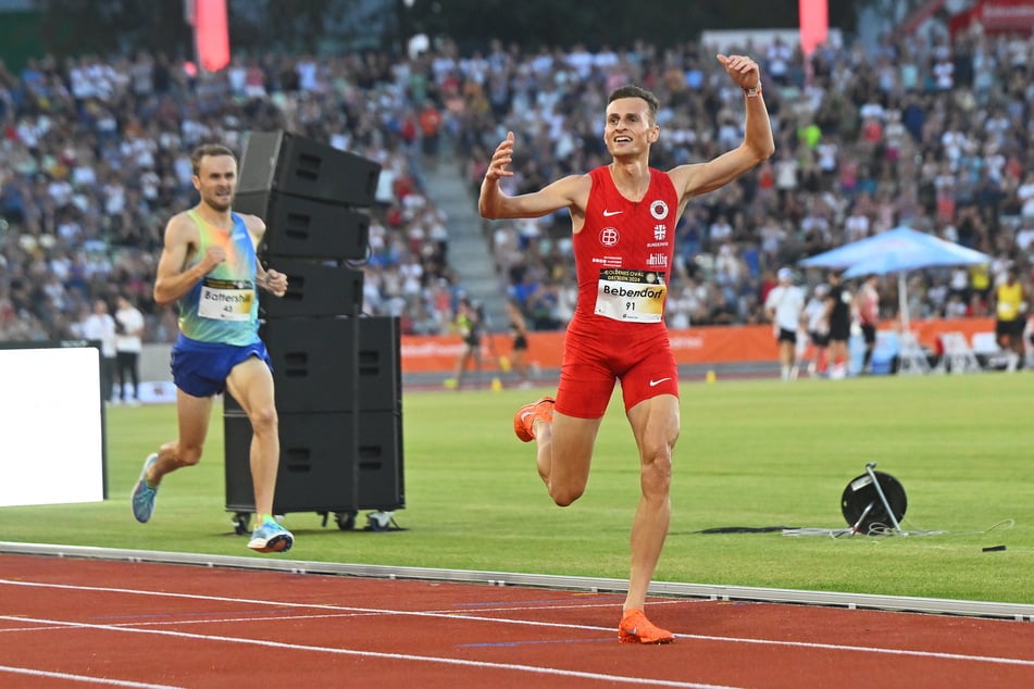 Karl Bebendorf (28, r.) ließ sich von den Zuschauern bei der Neuauflage des Goldenen Oval 2024 pushen.