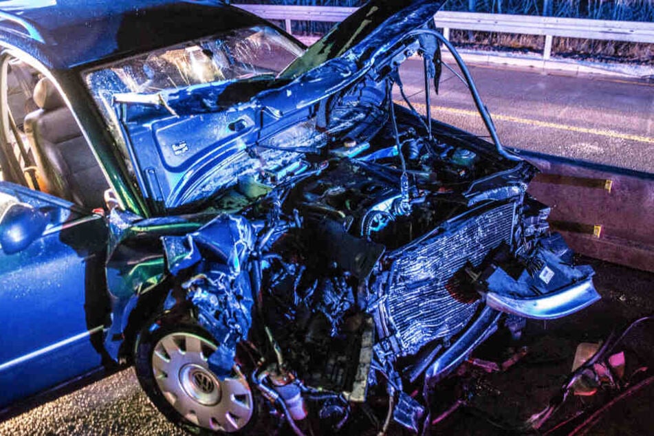 Ein Blick auf das zerstörte Auto des Mannes, der vor der Polizei geflüchtet war.
