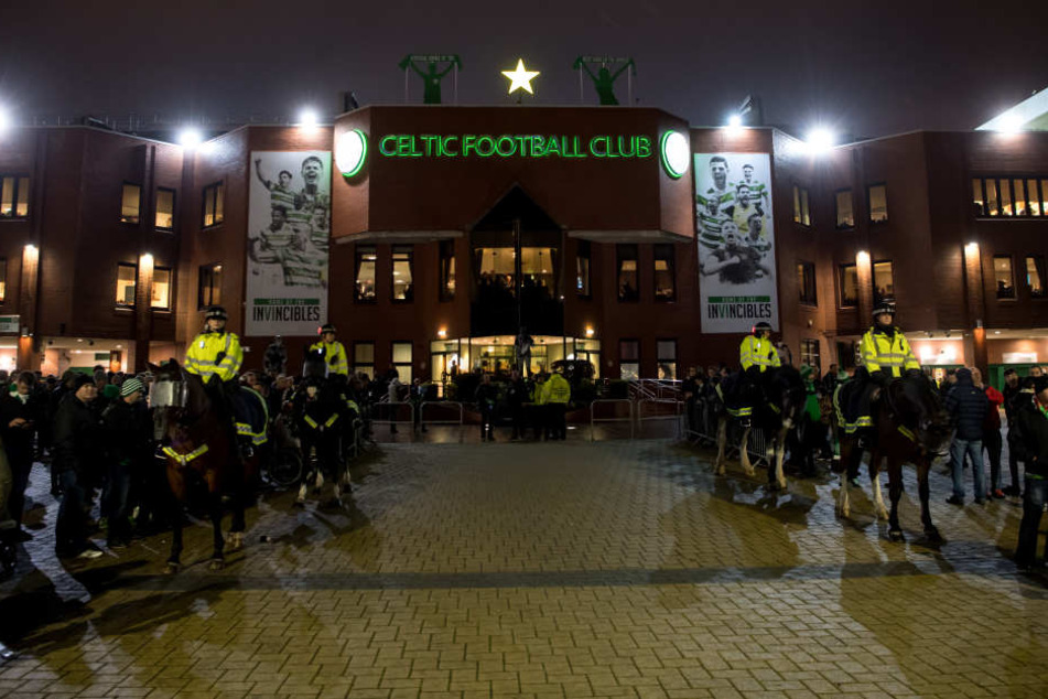 Wer im Celtic Park in Glasgow raucht, Alkohol trinkt oder gar Pyrotechnik mit sich führt oder zündet, wird hart bestraft.