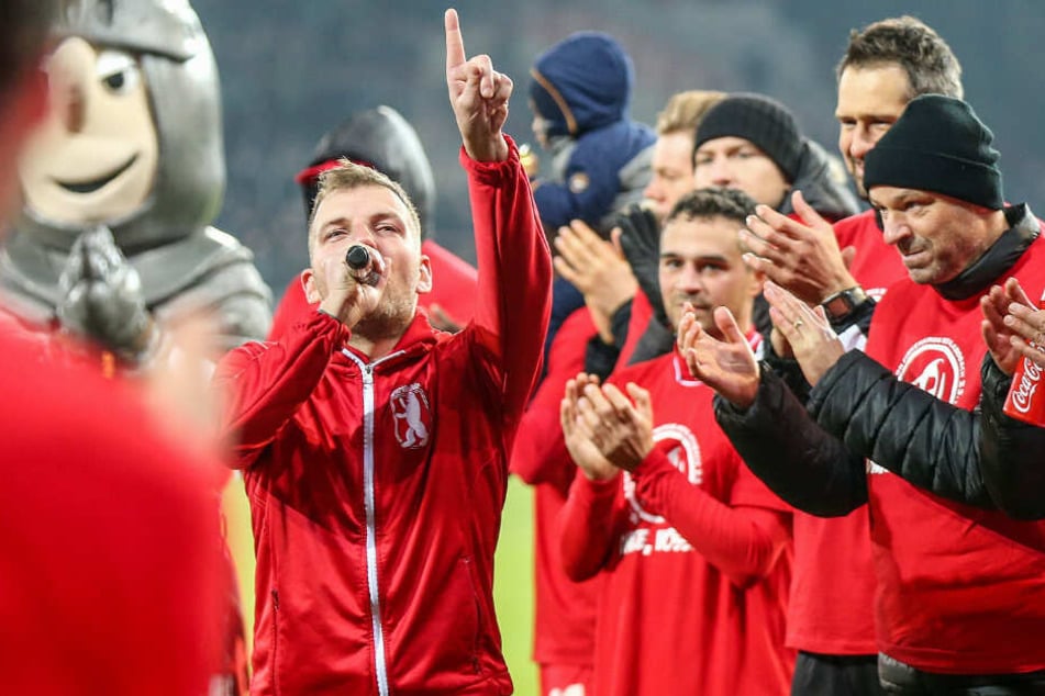 Unions Vorsänger Fabian Voss (l) verabschiedet sich nach 13 Jahren.