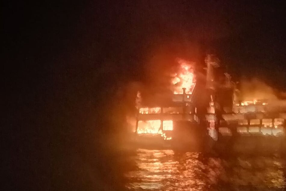 Die Fähre steht in Flammen. Mindestens zwei Menschen starben bei dem Unglück.