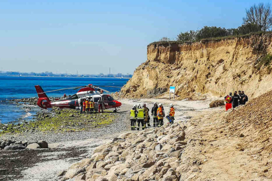 Einsatzkräfte stehen an der Unglücksstelle auf Fehmarn.