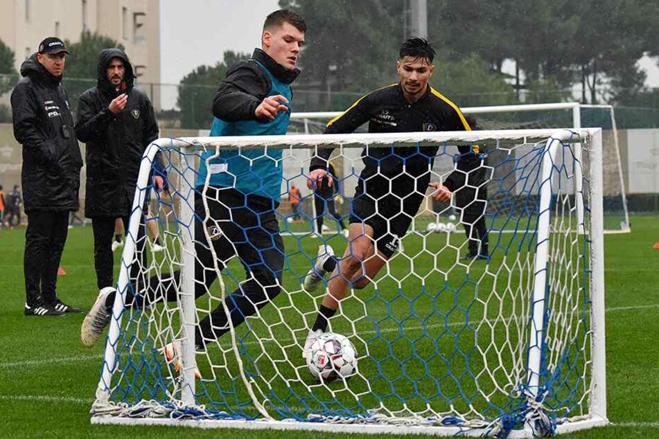 Osman Atilgan (r.) bei einem Trainingsspielchen gegen Kevin Ehlers.