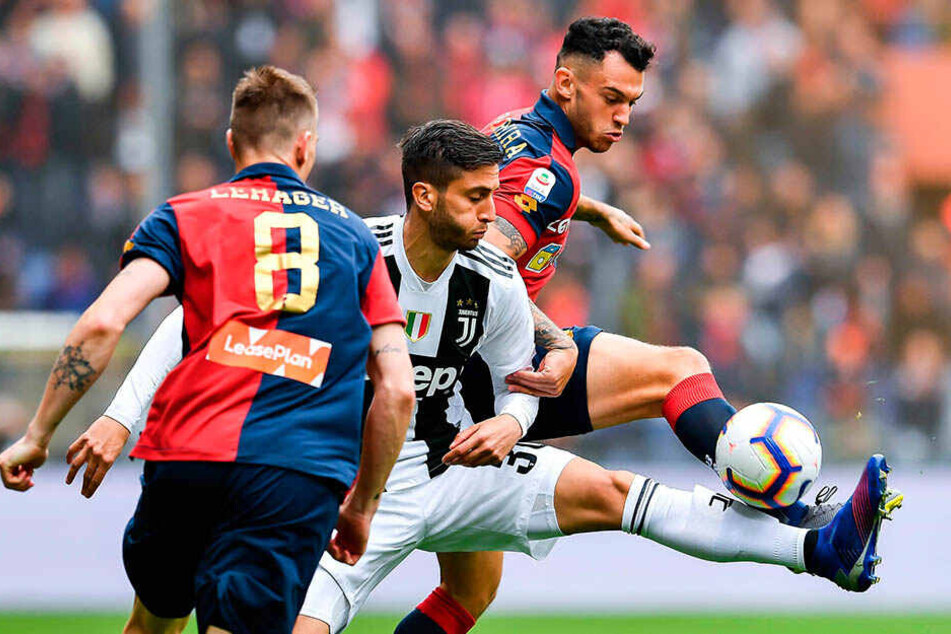 Kampf um jeden Zentimeter: Rodrigo Bentancur (M) von Juventus Turin behauptet sich gegen Lukas Lerager (l.) und Pedro Pereira von Genua.
