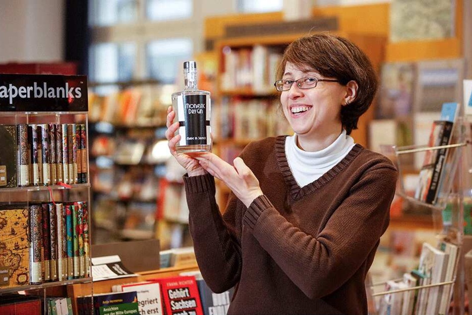 Annegret Morgenstern (32) verkauft den Gin jetzt in der St. Benno-Buchhandlung.