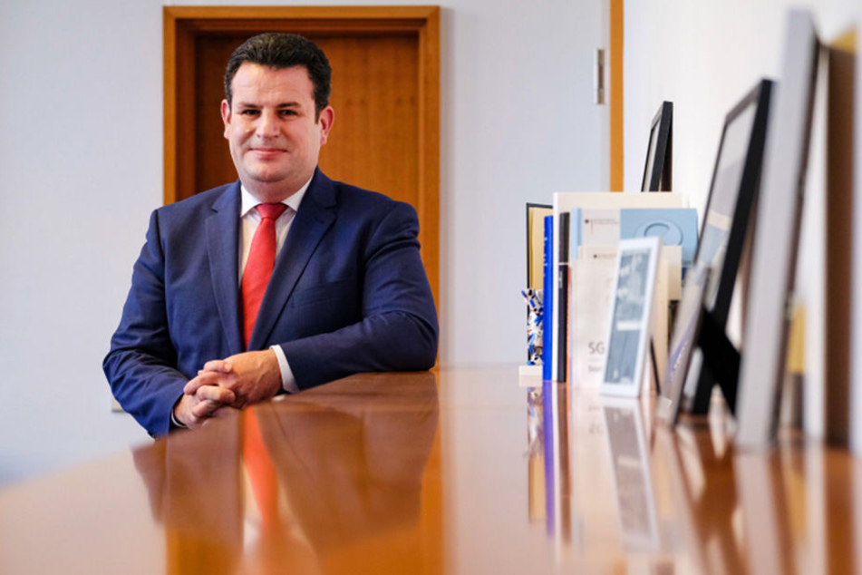 Im Büro des Ministers: Hubertus Heil (46, SPD) will mit einem sozialen Arbeitsmarkt Menschen aus der Langzeitarbeitslosigkeit befreien.