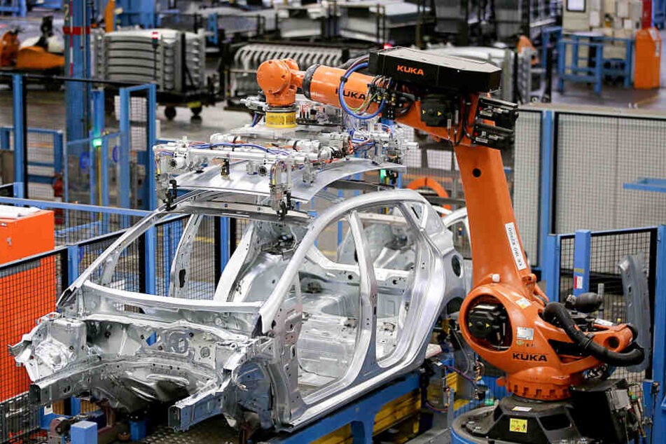 Ein Roboter baut an einer Ford-Karosserie im Kölner Werk.