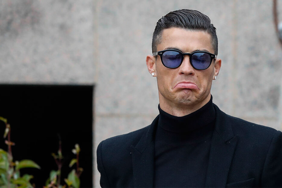 Cristiano Ronaldo (33) steht in der Kritik wegen eines Selfies, das ihn lächelnd in seinem Privatjet zeigt.