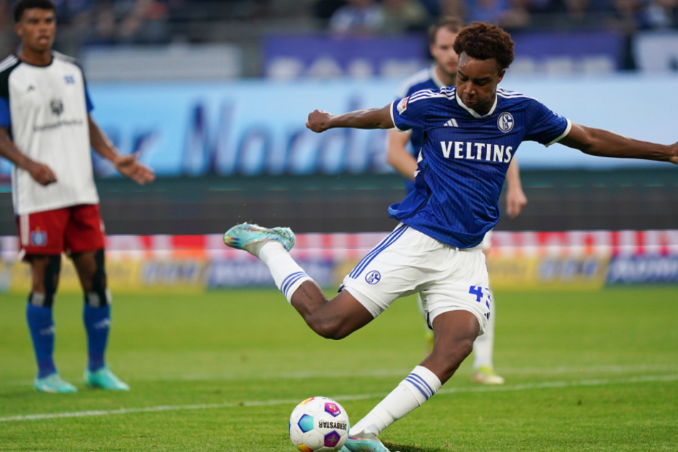 Schalkes Assan Ouedraogo (17) traf zum zwischenzeitlichen 1:1 im Hamburger Volksparkstadion.