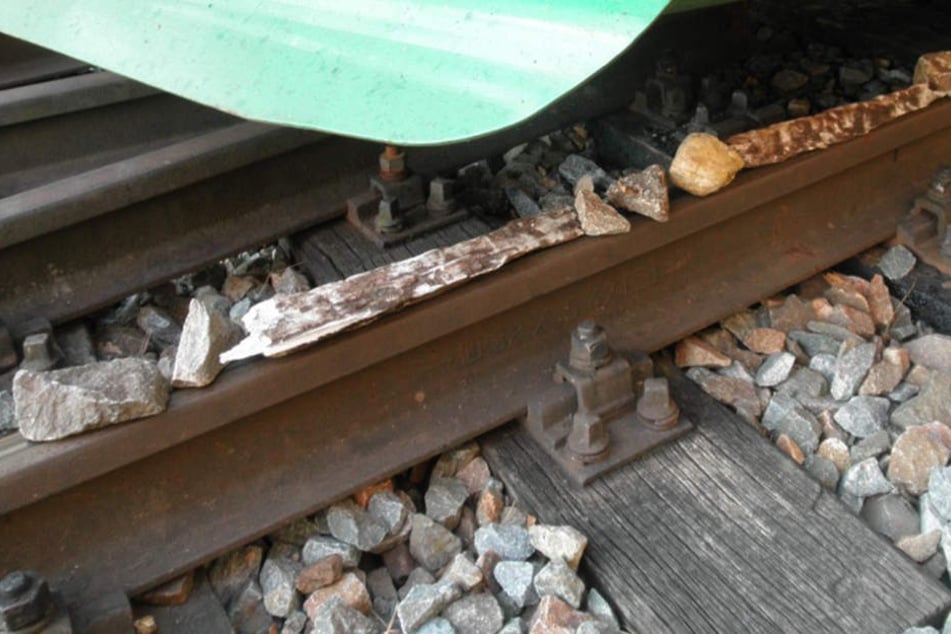 In der Nähe der Syratalbrücke haben Unbekannte Steine und Holzstücke auf die Gleise gelegt.