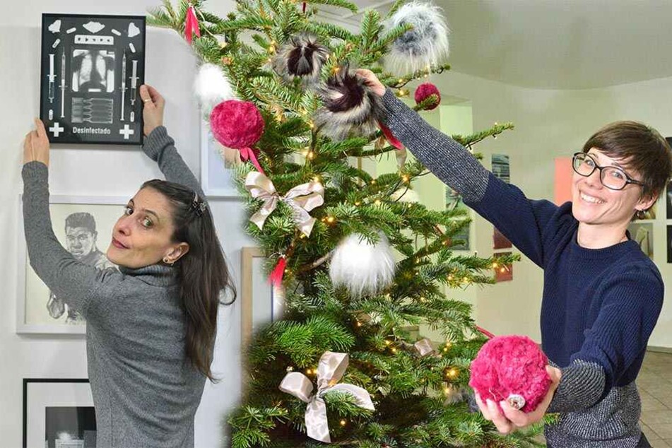 li.: Die Künstlerin Eleni Trupis (41) hängt ihr Fotogramm "Desinfectudo" (430 Euro) an die Wand. re.: Annette Demski-Klassen (34) mit ihrem Weihnachtsbaum mit Fellbommeln.