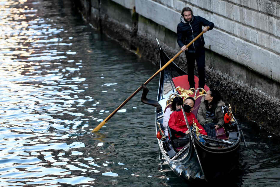In Venedig tragen die Touristen sogar beim Gondeln mittlerweile einen Mundschutz.