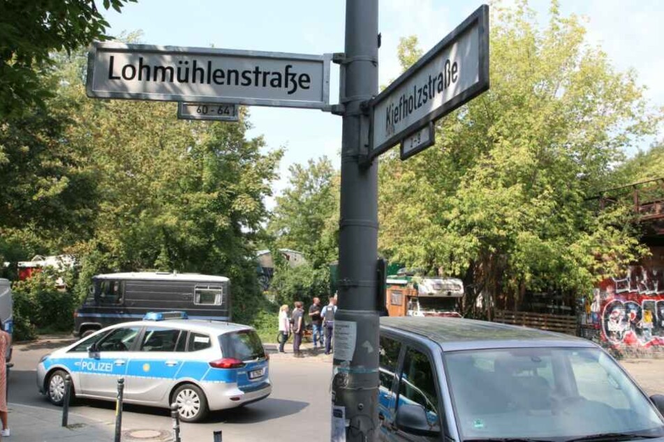 Die Berliner Polizei sucht derzeit den Bereich rund um die Lohmühlenstraße ab.