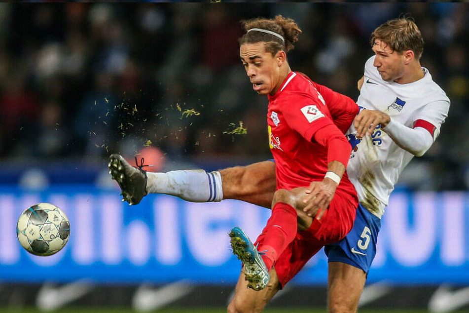 Yussuf Poulsen (l) von RB Leipzig kämpft gegen Berlins Niklas Stark um den Ball.