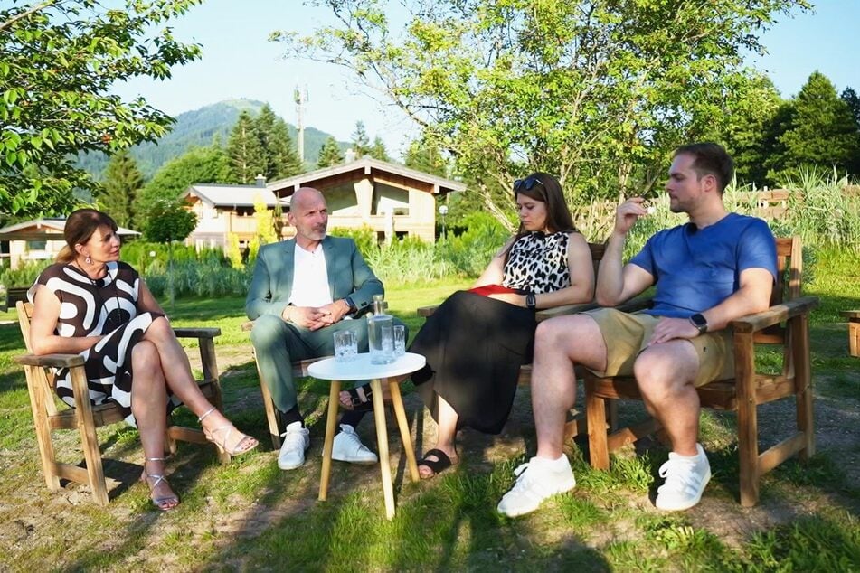 Beate Quinn (l.) und Markus Ernst (2.v.l.) wollen von Michelle und Marlon wissen, was sie verschwiegen haben.