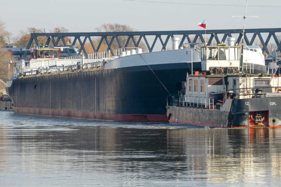 Das neugebaute Tankschiff "Spera" der tschechischen Reederei CSPL wird von zwei Schleppern auf der Elbe in Richtung Hamburg transportiert.