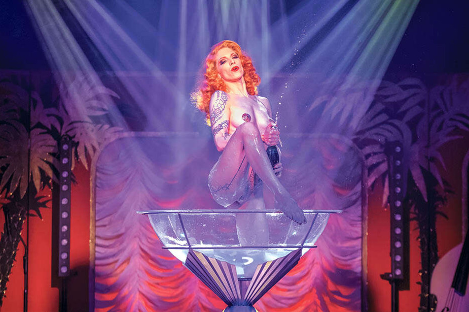 Natürlich darf der erotische Auftritt von Kalinka in der Champagner-Schale bei einer Burlesque-Show nicht fehlen.