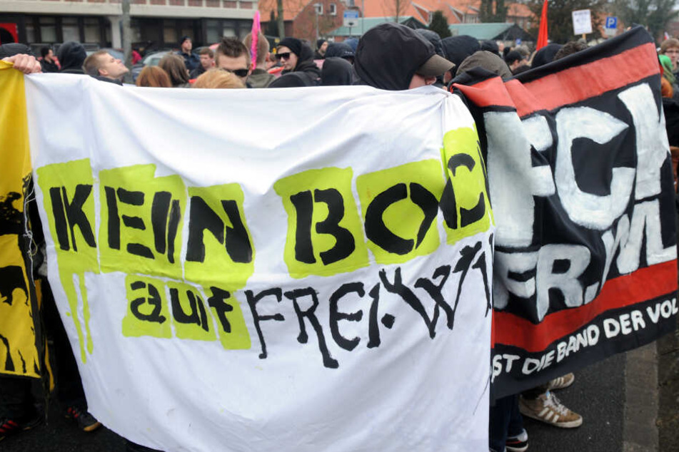 Demonstration mit dem Slogan "Kein Bock auf Frei.Wild" gegen die Südtiroler Rockgruppe Frei.Wild im niedersächsischen Aurich.