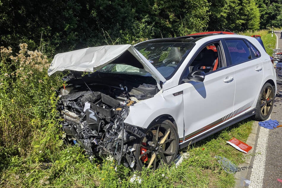 Nach dem Unfall musste die Landstraße voll gesperrt werden.