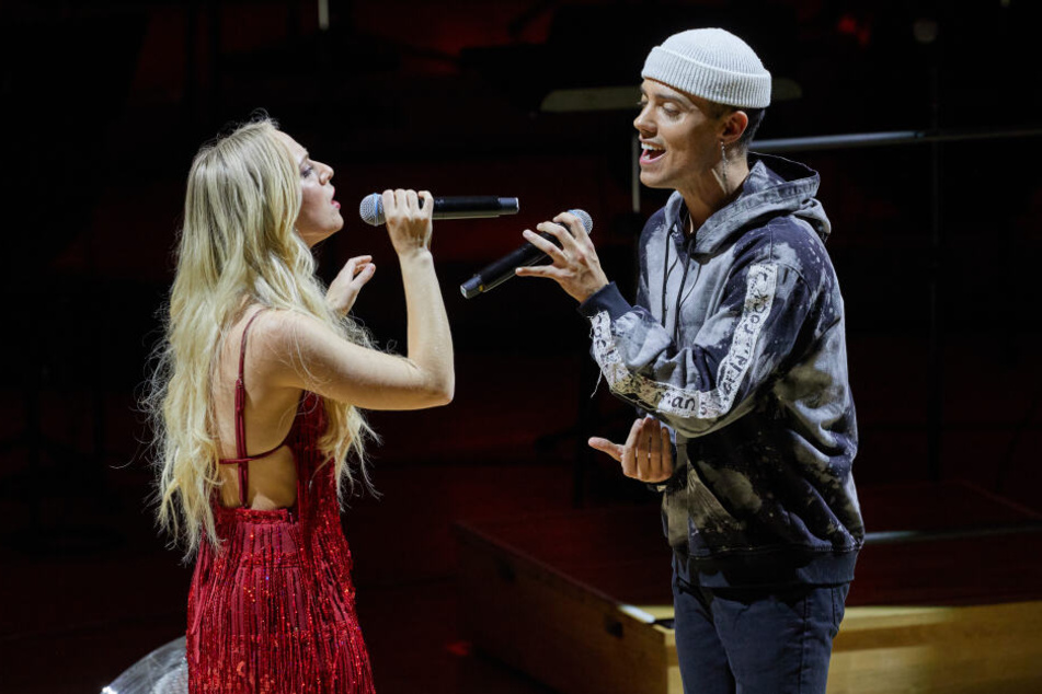 Die YouTuber Madilyn Bailey und Leroy Sanchez singen bei dem Benifiz-Konzert "Channel Aid" in der Hamburger Elbphilharmonie.