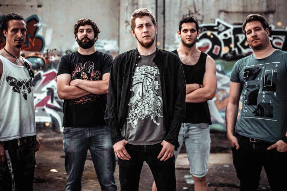 Marek (Mitte) vervollständigt "Broken Monument" seit Juni mit seiner Stimme.