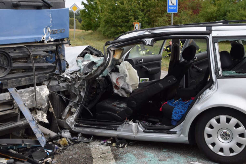 Der VW Golf wurde bei dem Frontalzusammenstoß völlig zerstört.