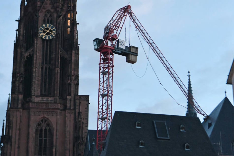 Der Ausleger eines Baukrans wurde von Sturmtief "Sabine" auf das Dach des Frankfurter Doms gerissen.