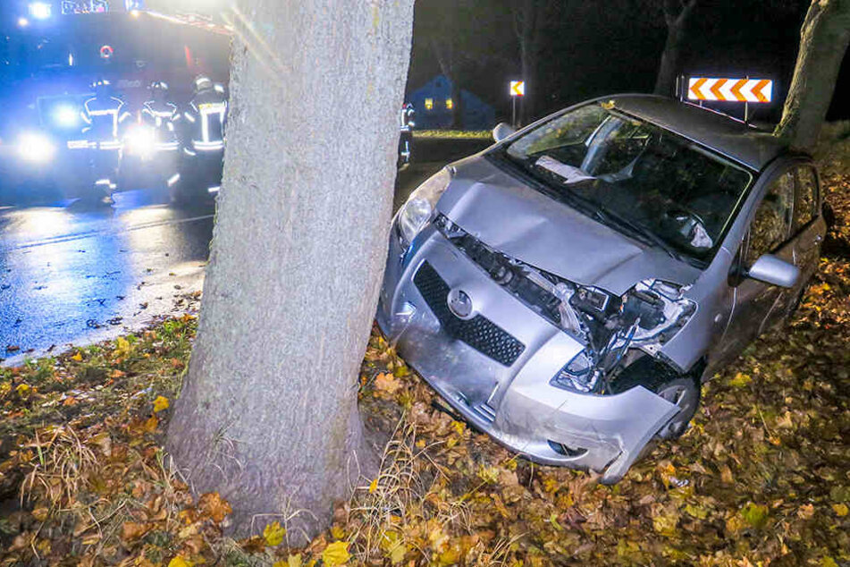 Der Toyota war von der Fahrbahn abgekommen und gegen einen Baum geprallt.