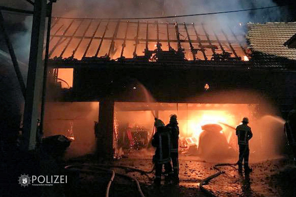 Die Feuerwehr benötigt mehrere Stunden, um das Feuer komplett zu löschen.