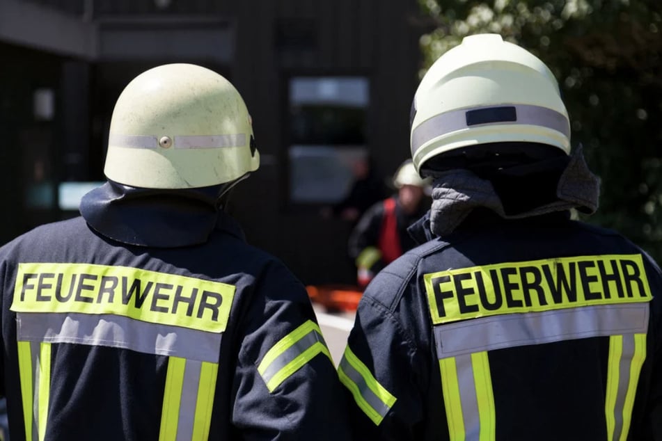 Kellerbrand in zwei Gebäuden: Feuerwehr rettet ein Dutzend Menschen