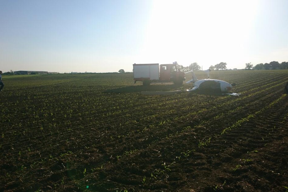 Auf einem freien Feld stürzte der Traghubschrauber ab.