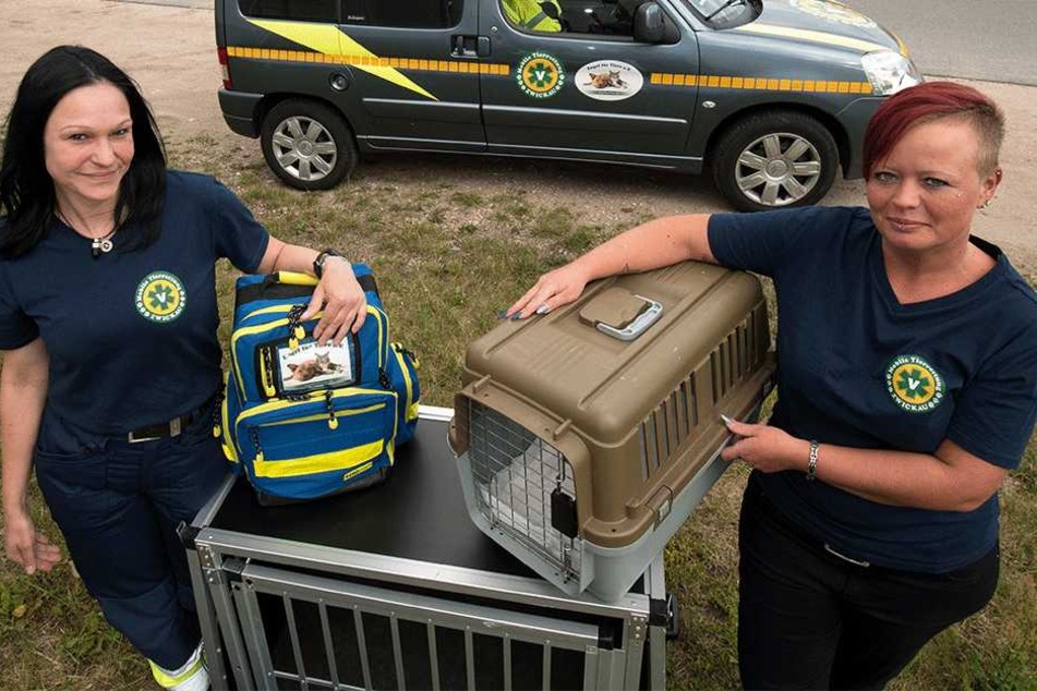 Die Tierretter Eileen Kuhn (44, l.) und Carolin Stangl (32).