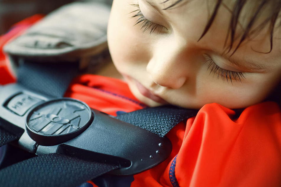Hitzschlag droht! Kinder sollten bei sehr hohen Temperaturen nicht im Auto zurückgelassen werden. (Symbolbild)