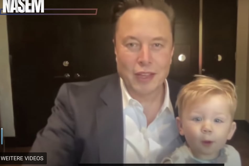 Elon Musk: Tesla-Chef Elon Musk ganz privat: Sohn X AE A-Xii taucht bei Firmenkonferenz auf!