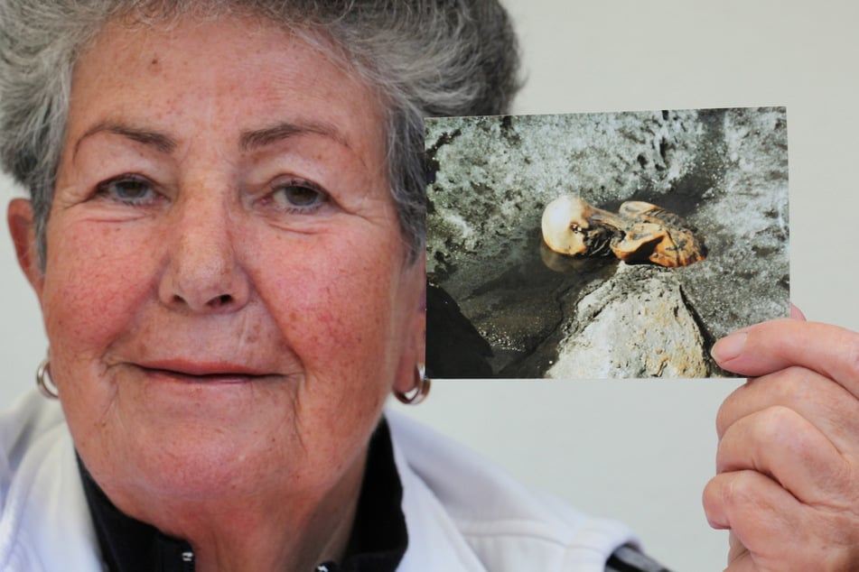Ötzi-Finderin Erika Simon zeigt das erste Bild, das ihr Mann beim Fund der Gletschermumie aufgenommen hatte. (Archivfoto 2011)