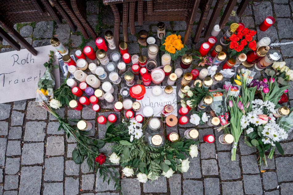 Blumen und Kerzen wurden nach der Tat vor dem Geschäft in Lichtenfels abgelegt.