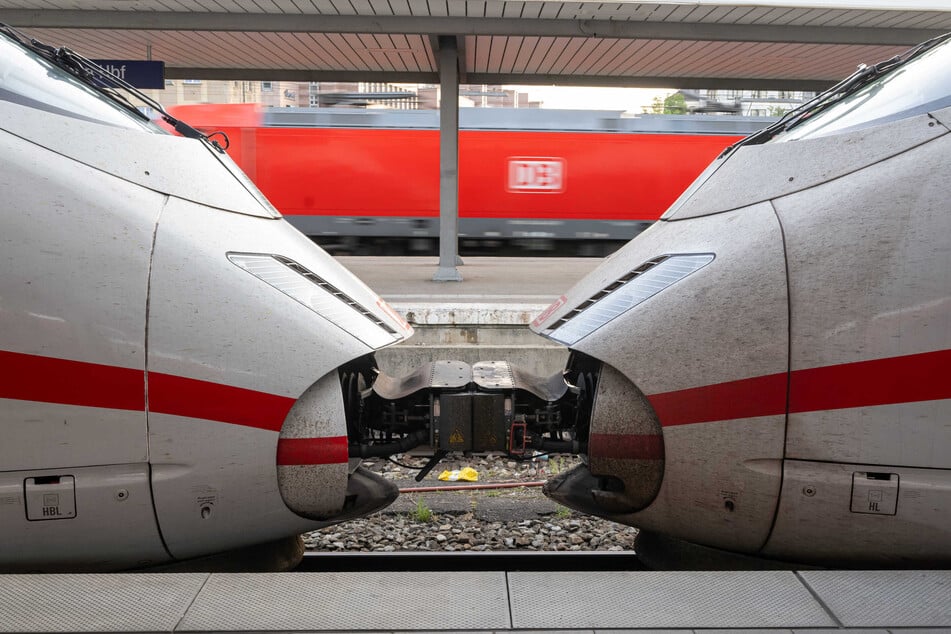 Der Mann klammerte sich an den ummantelten Kabelsträngen zwischen den Waggons fest. (Symbolbild)