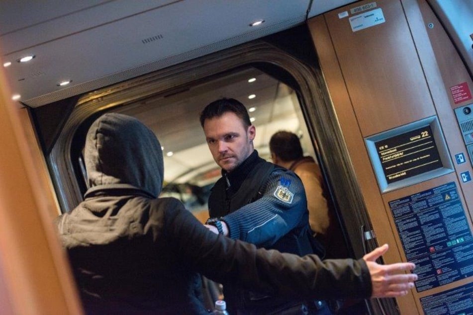 Die Bundespolizei nahm den aggressiven Reisenden (35) in Gewahrsam, nachdem der mehrere Sanitäter verletzt hatte. (Symbolbild)