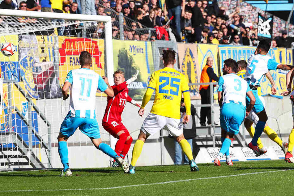 Mit drei Toren innerhalb von 15 Minuten entschied der CFC das Hinspiel gegen Lok Leipzig für sich. Den Torreigen beim 3:1-Sieg eröffnete Kostadin Velkov (Nr. 5) mit diesem Kopfball.