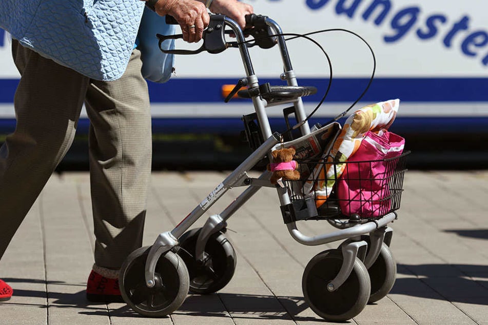 Eine älter Frau mit ihren Einkäufen in ihrem Rollator. (Symbolbild)