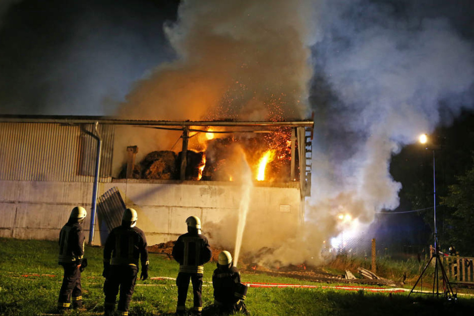 Das Strohlager stand in Flammen.