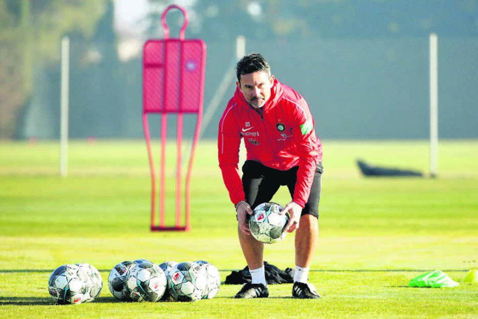 FCE-Trainer Dirk Schuster hat fürs Camp in Spanien ein straffes Programm - und das will er natürlich auch durchziehen.